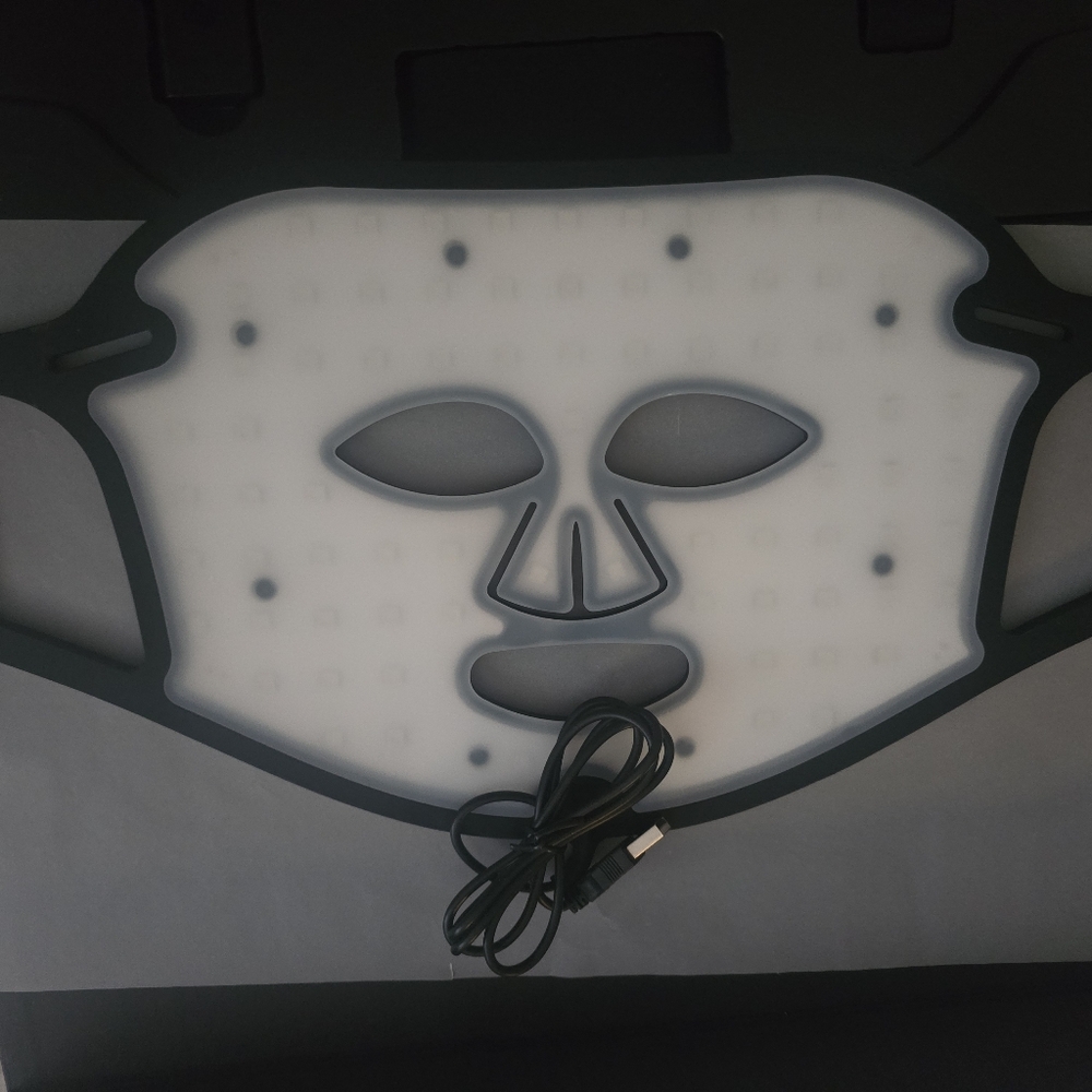 New LED Beauty Light Therapy Silicone Mask For Face With 7 Color Functions - Picture 7 of 7